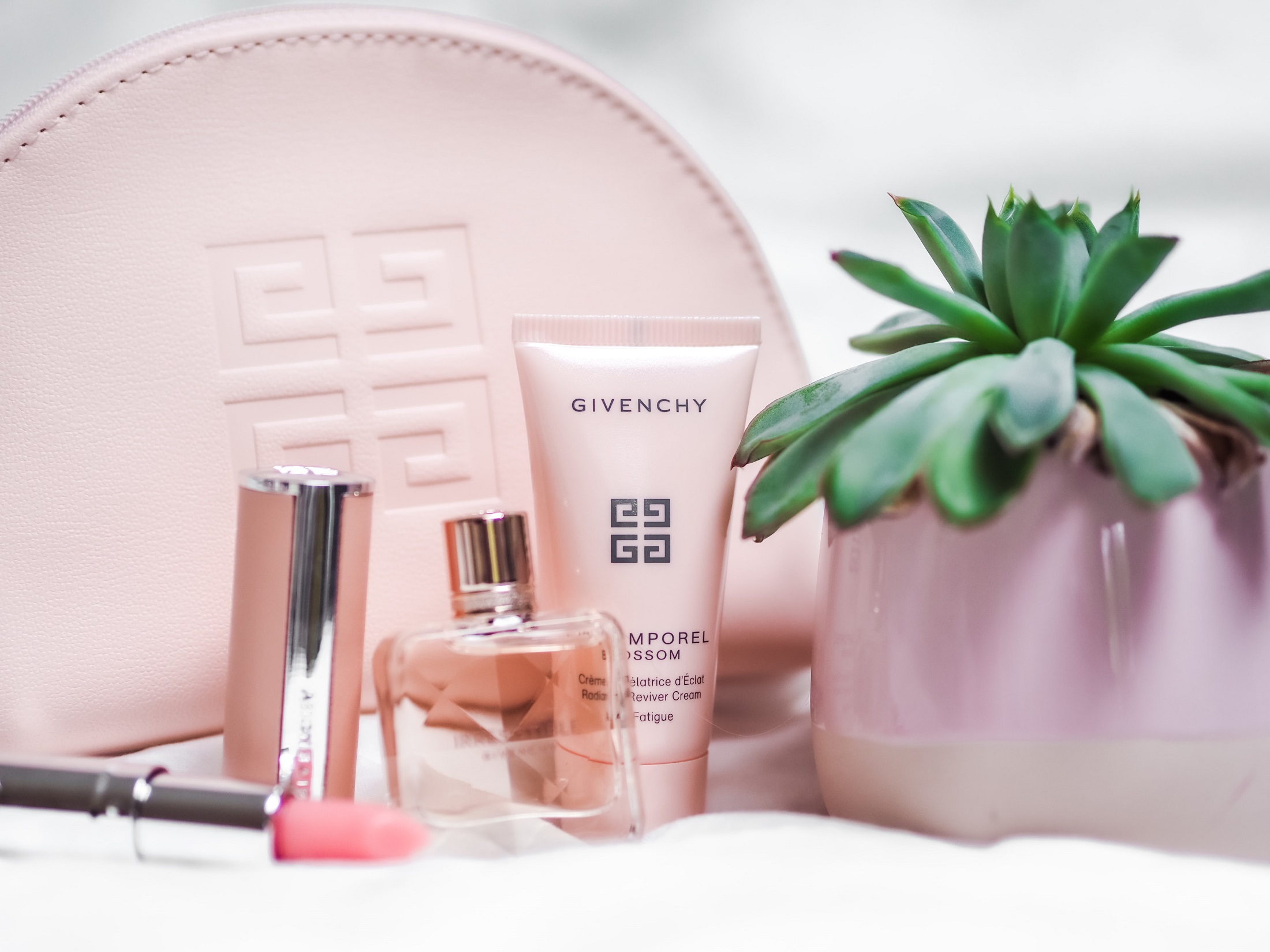 Minimalism in cosmetic bag – which products are not essential in it?