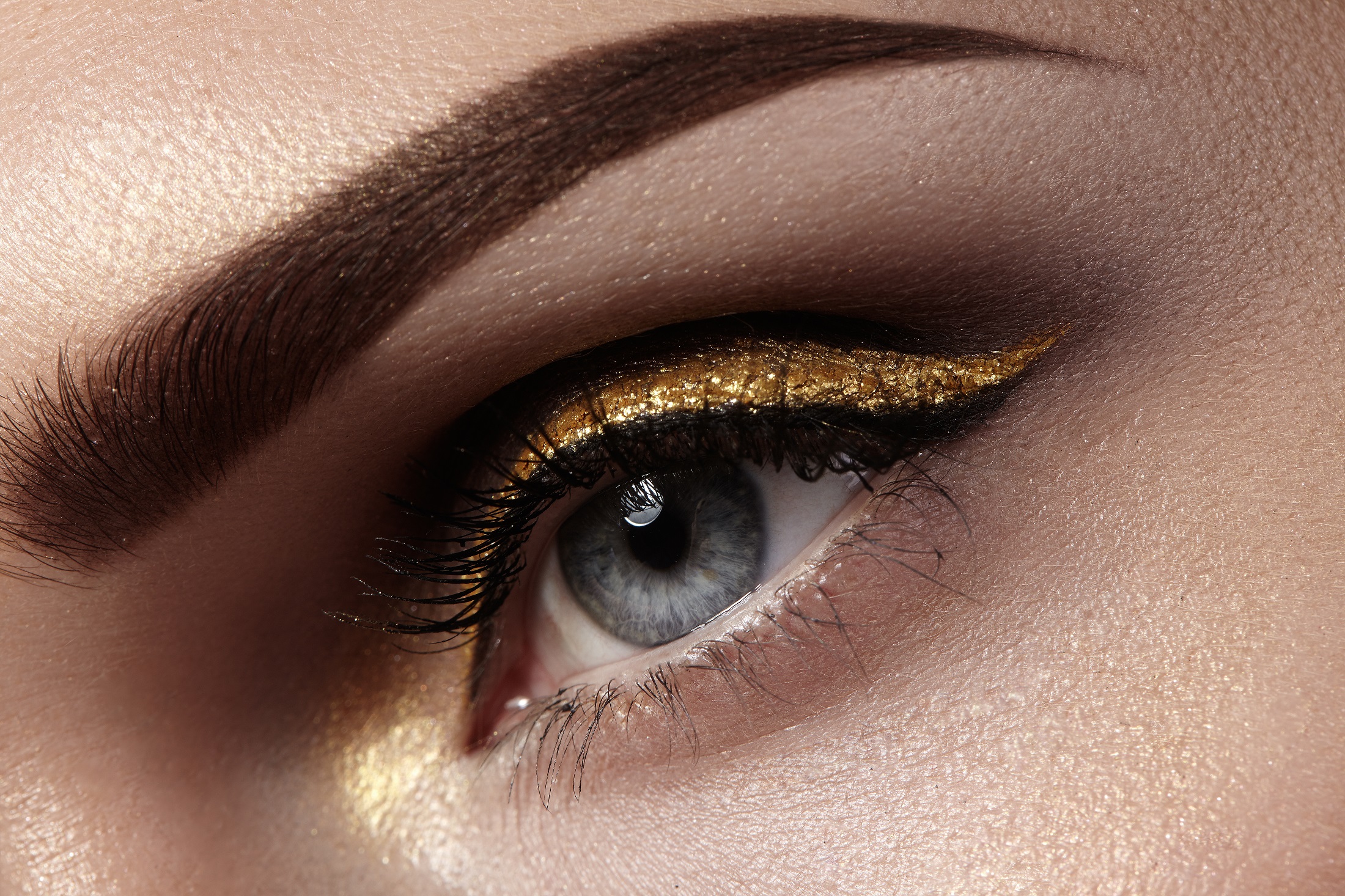 Trendy make-up for summer? Opt for metallic gold