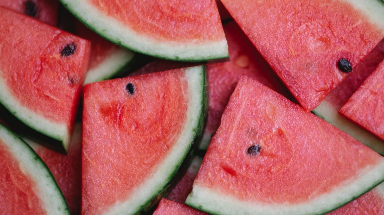 Recipes for simple and healthy desserts using seasonal fruits