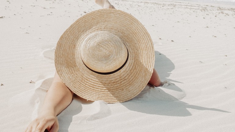 Accessories for the beach in a minimalist version. See how to style yourself on vacation