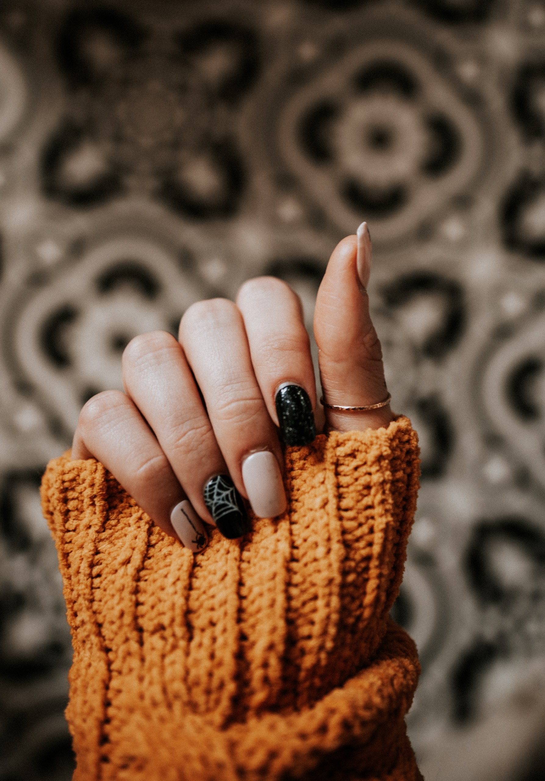 4 minimalistic nail styles that are perfect for Halloween