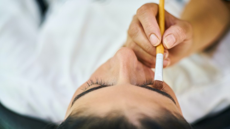 How to delicately emphasize eyebrows and eyelashes?