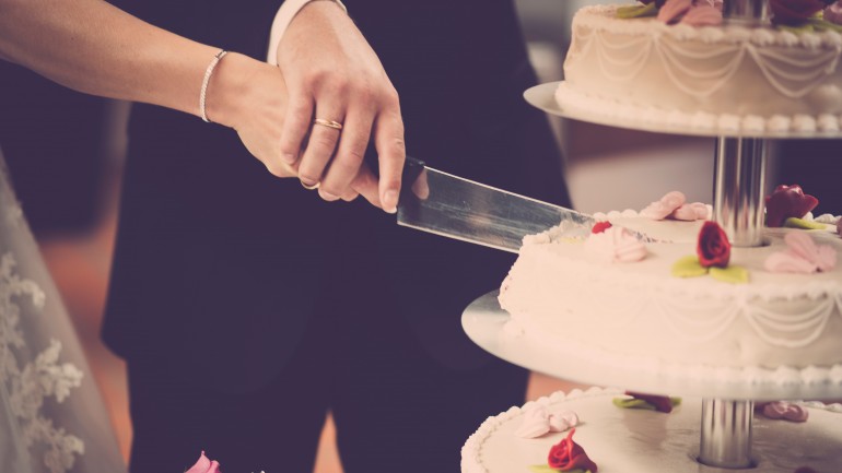 How to host a minimalist wedding reception?